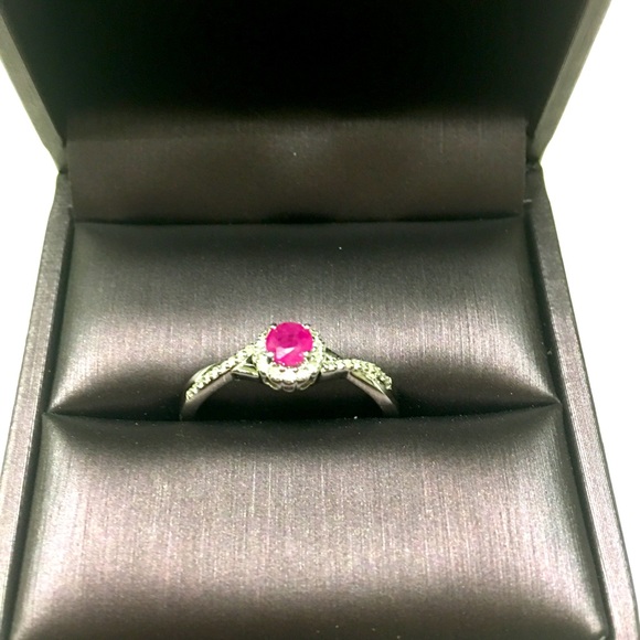 Ruby ring with sterling silver setting and little tiny diamonds - Picture 1 of 2